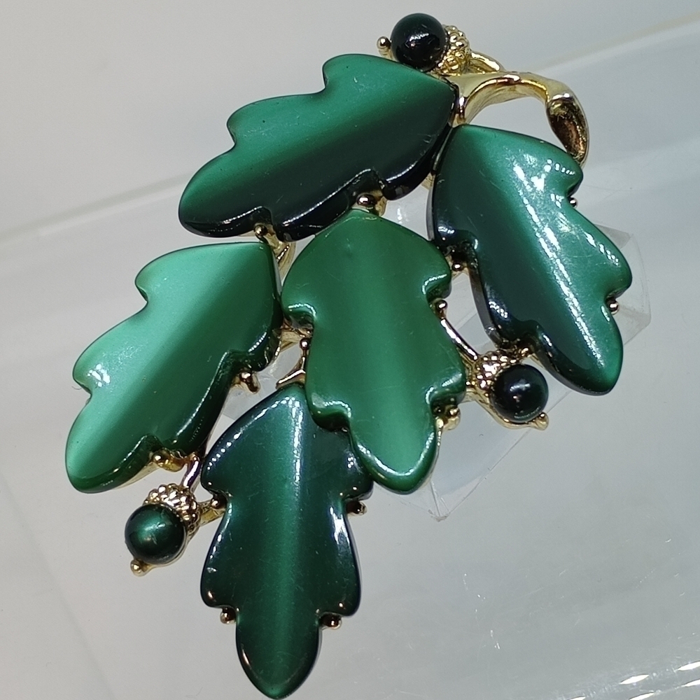 * vintage Lisner green thermoset leaves gold tone pin brooch